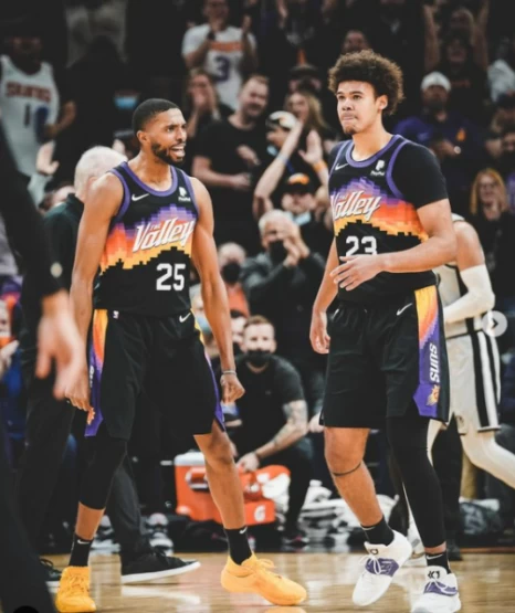 板凳側翼輪替的Cameron Johnson(右)是太陽板凳的勝利保險。摘自強森IG