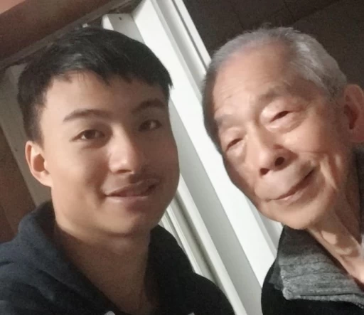 何秉睿與阿公感情非常好。摘自何秉睿臉書