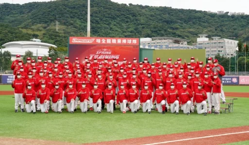 2022味全龍春訓開訓典禮大合照。官方提供
