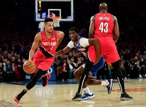 波特蘭拓荒者二哥麥考倫(CJ McCollum,左)有可能被交易。法新社