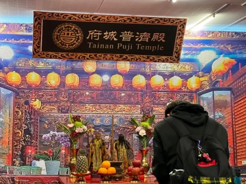台鋼獵鷹把月老與月老婆婆請到籃球場!官方提供