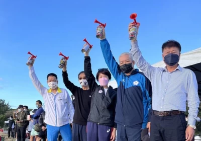 中華民國鐵人三項運動協會理事長劉玉峯等貴賓鳴笛。鐵人三項協會提供