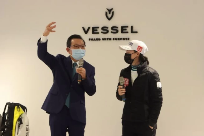 Vessel董事長蕭崑林為李旻加油打氣。Vessel提供/鍾豐榮攝影