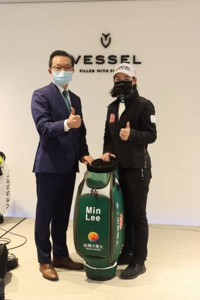 Vessel董事長蕭崑林贈送專屬球袋給李旻。Vessel提供/鍾豐榮攝影