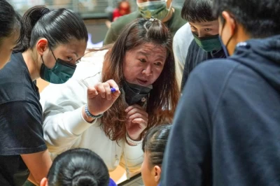 97學年拿亞軍就已掌兵符的陽明教練李台英面授機宜。大會提供