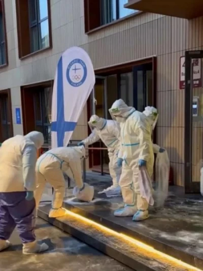 大會工作人員來處理漏水。摘自呂林佩雷IG