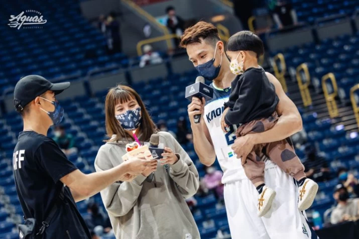 余純安與家人一起在場上慶生。高雄全家海神隊提供