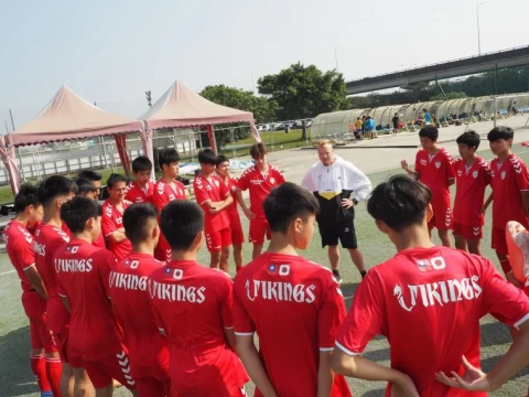 丹麥教練Johnni Nielsen成立F. C Vikings,垂直整合國小到大學球隊。(取自F. C Vikings粉專)