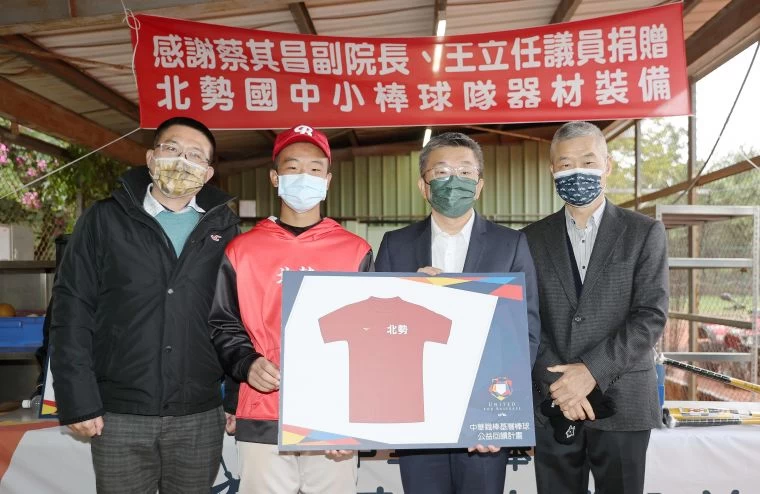 中華職棒送愛到台中北勢國中、國小。大會提供