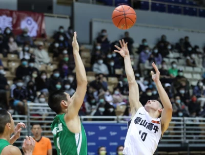泰山劉宥儇(右)三分球4投中2飆本季最高26分、7籃板。大會提供
