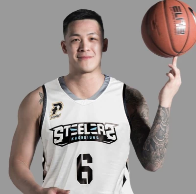 周儀翔確定返台加盟,高雄鋼鐵人如虎添翼,戰袍披上熟悉的6號球衣。官方提供