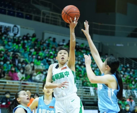 首度生日逢比賽輸球的陽明張聿嵐突破金甌3人包夾挑籃14分、13籃板「雙十」。大會提供
