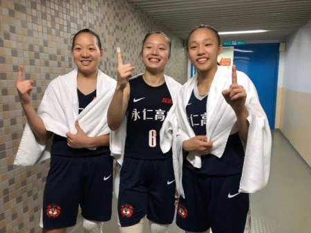永仁「鐵三角」張聿敏(左起)、邱群琋、邱敬恩比出「第一」手勢。大會提供
