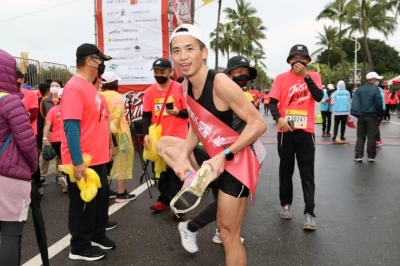張景敦衝回終點奪冠後的第一件事,卻是抬起右腳說,他跑到鞋底都剝落了。蔡宗憲攝