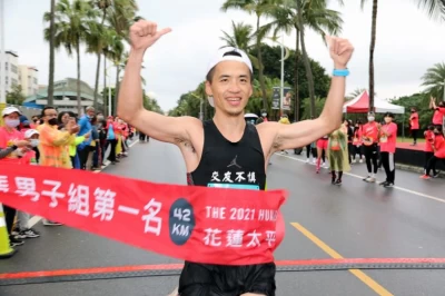 花蓮太平洋縱谷馬拉松42K全馬男子組冠軍張景敦,以總成績2小時41分25秒66率先衝線。蔡宗憲攝