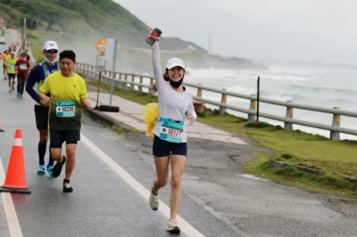 跑者頂著風雨享受花蓮山海美景。蔡宗憲攝