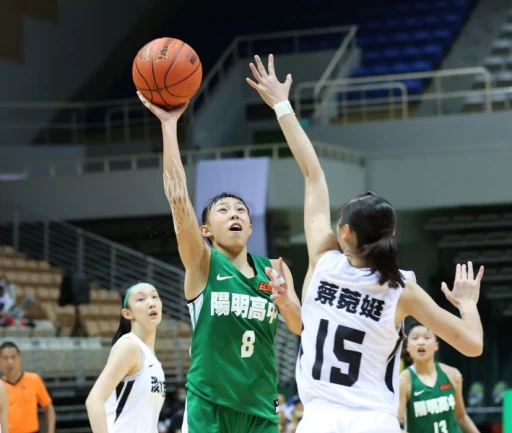 陽明張聿嵐生涯最高30分11籃板「雙十」但孤掌難鳴。大會提供