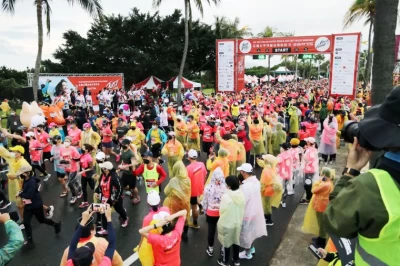 42K全馬組鳴笛起跑,跑者從起跑線一湧而出,場面壯觀。蔡宗憲攝
