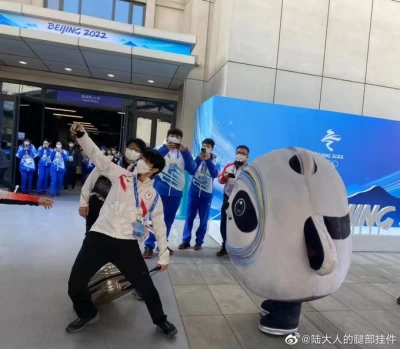 羽生結弦相當喜歡冰墩墩，有機會總要跟它來張合照。摘自Twitter