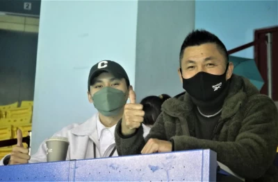 邱紹華的父親邱文聲(右)過去聲寶太陽隊投手和哥哥邱相榤都在場邊觀戰。詹健全攝