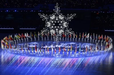 各代表團旗幟入場，參加閉幕典禮。（法新社）