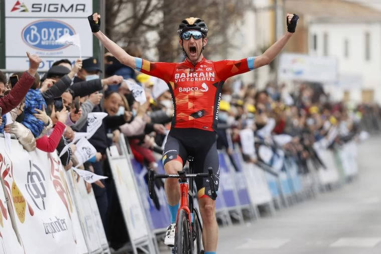 高舉雙手,荷蘭好手普爾斯迎來披上巴林戰袍的首場勝利。Sprint Cycling提供