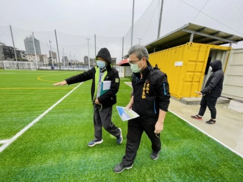 中市運動局長李昱叡視察台中西屯8人制足球場工程。（台中運動局是供）