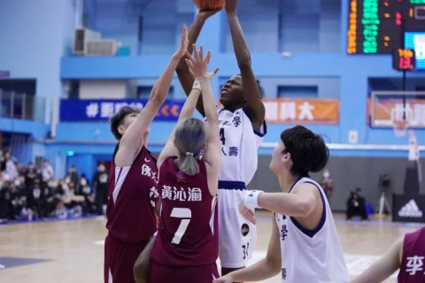 世新大學伊思尤瑪14分30籃板。大會提供