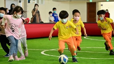 台中市力推迷你足球-引進指導員與國際教材巡迴教學。(台中市運動局提供)