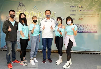 臺北市體育局李再立局長與鐵人代表選手合影。大會提供