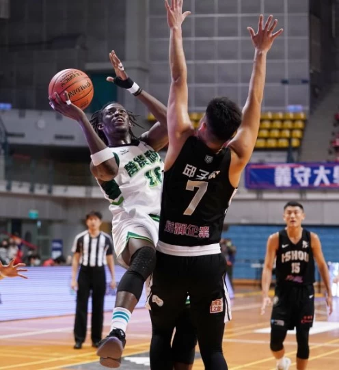萬能科大蓋比18分20籃板。大會提供