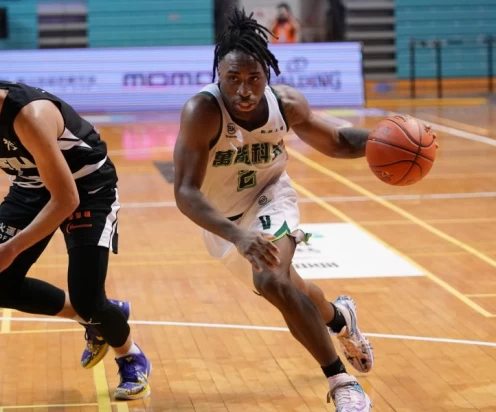 萬能科大張傑瑋25分16籃板。大會提供
