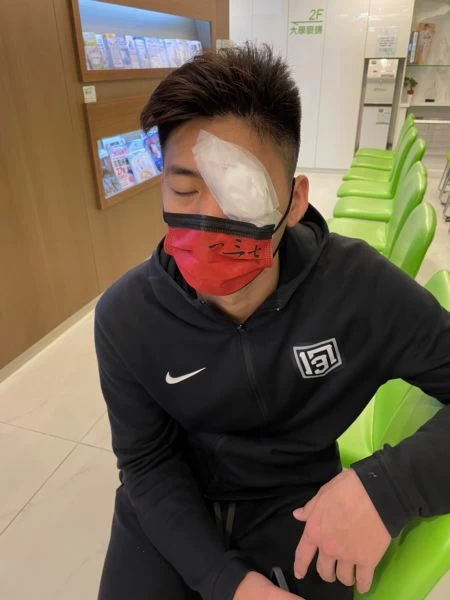 就醫後的邱子軒眼角膜破裂變「獨眼戰神」。大會提供