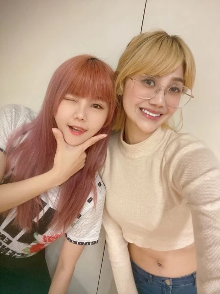 桃園雲豹啦啦隊「電豹女」總監豆芽(右)與新成員比熊(左)。官方提供