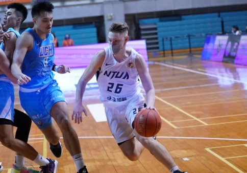 臺灣藝大喬納森14分10籃板。大會提供
