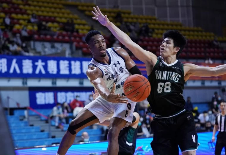 世新大學伊波卡19分12籃板。大會提供