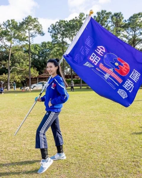 台啤英熊3月6日開球嘉賓為昔日公賣金龍球星昝家驤女兒、現全明星運動會女將田依甯。官方提供