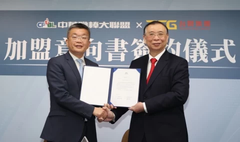台灣鋼鐵集團會長謝裕民(右)遞交意向書。李天助攝