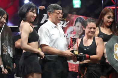 吳巧貞(右二)於WOTD-03擊敗菲律賓選手,獲台北市長柯文哲頒發優勝獎盃!大會提供