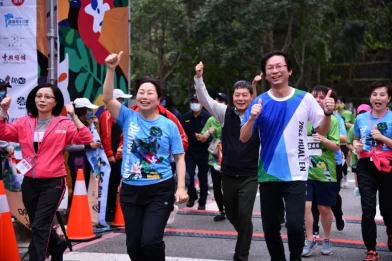 花蓮縣長徐榛蔚(左2)陪同選手迎著晨曦享受太魯閣峽馬拉松樂趣。花蓮縣政府提供