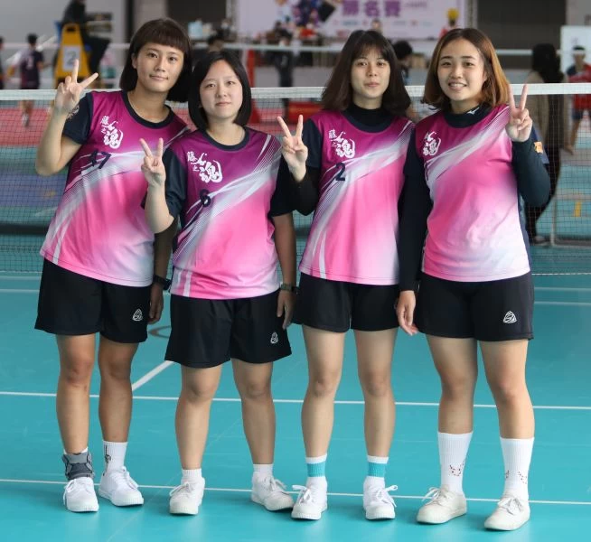 贏得女甲三、四人賽雙冠的潘若慈、陳佳佩、潘奕婷、阮鈺棋(由左至右)。大會提供