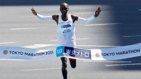「馬拉松之王」基普喬蓋跑出東京馬最佳成績封王。摘自大會推特