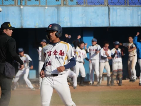 中信火力全開敲出18支安打。吳敏欣攝