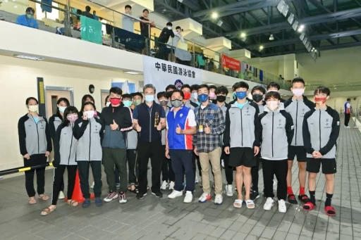 現場貴賓為大里高中加油。台中運動局提供
