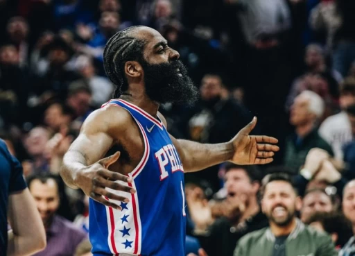 新二當家哈登(James Harden)至少外線防守還算勉強。摘自哈登推特