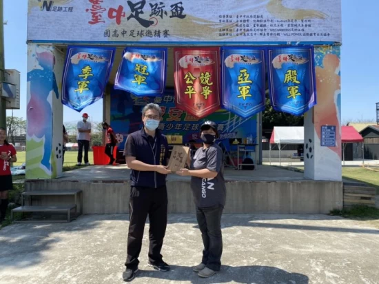 為感謝臺中市政府運動局的支持-特請臺中在地文創原木工廠製材所紀念獎牌-由主辦單位贈送給臺中市政府運動局。台中市運動局提供