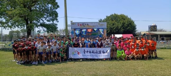 台中足跡盃國中邀請賽大合照。台中市運動局提供