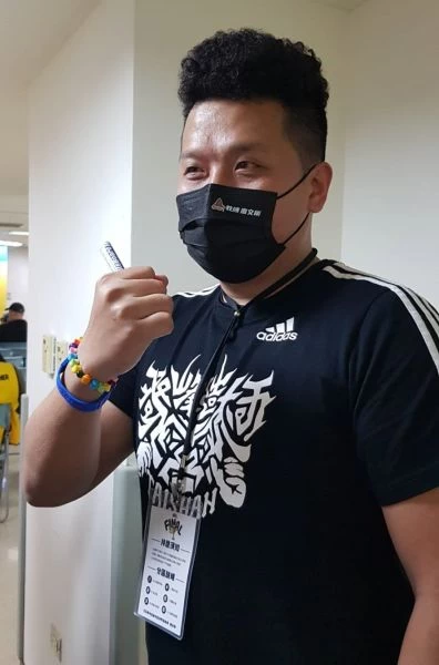 泰山「暖男教練」廖文彬,一秀跟女兒借戴的清新手環。大會提供