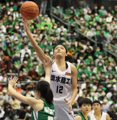 淡商中鋒蕭豫玟24分、17籃板「雙十」單場MVP。大會提供