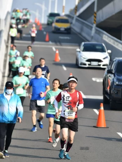 跑者跑上連接中科與水湳的科湳愛琴橋。大會提供